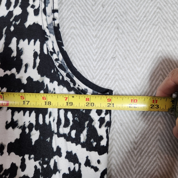 Rose & Olive Black and White Patterned Women's Sleeveless 1X Top Back Cut Out - Picture 6 of 10